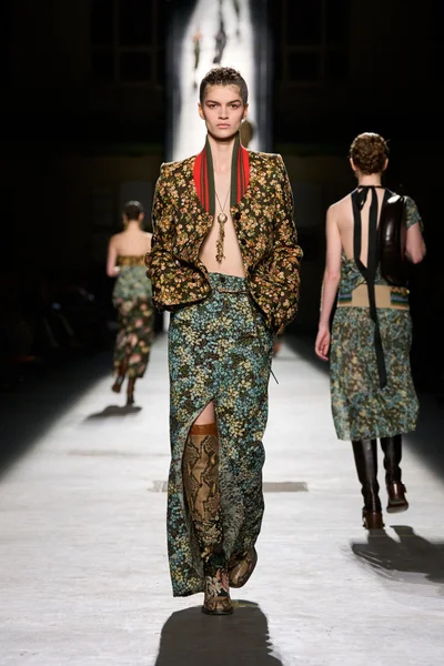 Look 25